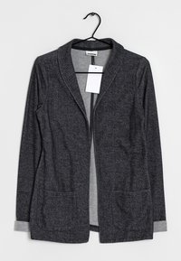 Kardigan w kolorze antracytowym z kołnierzem szalowym, naszywanymi kieszeniami i szarymi dzianinowymi akcentami na mankietach. Wykonany z miękkiej, teksturowanej tkaniny.
