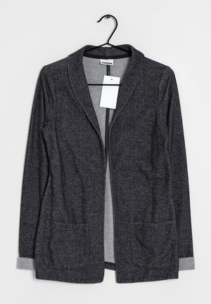 Cárdigan gris carbón con cuello chal, bolsillos parche y detalles de punto gris en los puños. Fabricado con tela suave y texturizada.