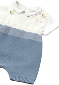 Mono de punto azul claro con parte superior blanca texturizada, que presenta un collar, tirantes abotonados y puños acanalados.