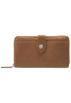 Portefeuille en cuir marron avec fermeture éclair, doté d'un bouton pression, texture lisse et d'un accent logo argenté. Forme rectangulaire avec des détails cousus.