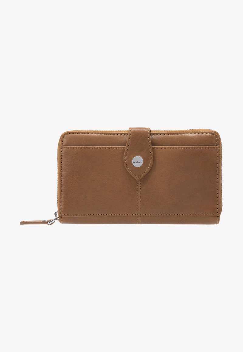 Portefeuille en cuir marron avec fermeture éclair, doté d'un bouton pression, texture lisse et d'un accent logo argenté. Forme rectangulaire avec des détails cousus.