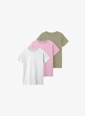 Trois T-shirts à manches courtes empilés : un blanc, un rose pâle et un vert olive. Chacun a un col rond et un tissu doux et lisse.