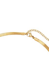 Gouden ketting met een flexibele, vlakke schakelontwerp en een gladde textuur, afgewerkt met een karabijnsluiting en een verlengkettinkje.