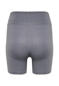 Shorts de sport gris avec une taille haute, une texture lisse, une longueur courte et des coutures plates; logo embossé sur la taille arrière.