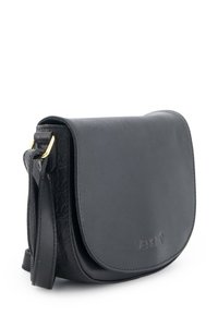 Sort læder crossbody taske med en glat front, struktureret bagside, justerbar rem og hardware i guld-tone. Har deboseret logo-detalje.