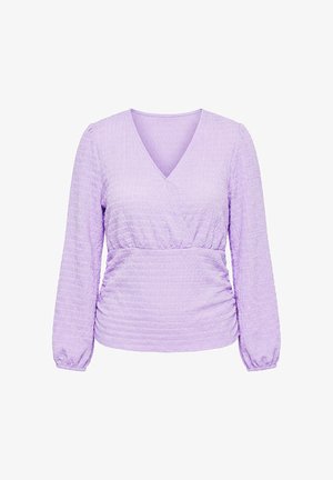 Liliowa bluzka z długim rękawem, dekoltem w serek, teksturowaną tkaniną, marszczoną talią i elastycznymi mankietami, przedstawiona na jednolitym białym tle.