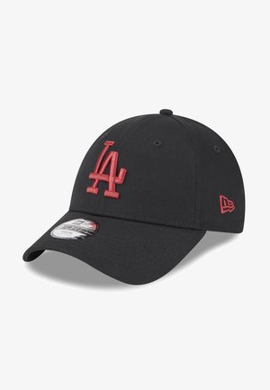 Cappellino da baseball nero con visiera curvata, dotato di un logo "LA" ricamato in rilievo di colore rosso sulla parte anteriore e un piccolo accento rosso sul lato.