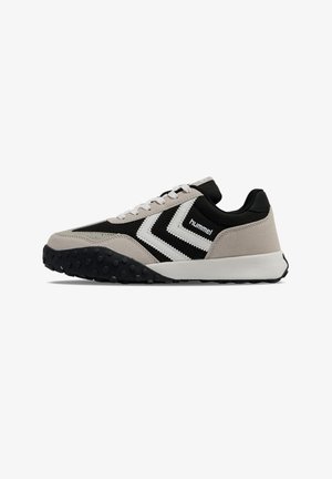 Lavprofilsneaker med beige ruskind, sort mesh, hvide chevronstriber, sort tekstureret sål og hvide snørebånd, sidevisning.