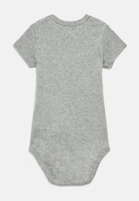 Body cinza de algodão com mangas curtas, decote redondo e textura suave. Projetado com fecho de pressão na parte inferior.