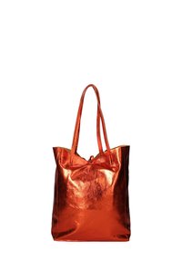 Rode metalen totebag met twee hengels, zachte textuur en een eenvoudig ontwerp. Heeft een strikaccent en geen zichtbare hardware.