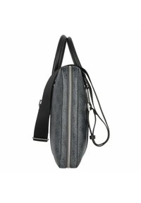 Sac à motifs gris avec une surface texturée, fermeture éclair argentée et doubles poignées en cuir noir. Il dispose d'une bandoulière amovible pour un transport polyvalent.