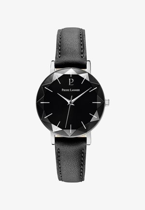 Okrągły czarny zegarek z fasetowaną obręczą, srebrnymi wskazówkami i znacznikami godzin. Posiada czarny skórzany pasek z detalami w postaci przeszyć.