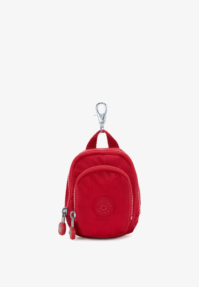 Kleine rote Stofftasche mit zwei Reißverschlussfächern und einem Metallclip zum Befestigen an Taschen oder Schlüsseln.