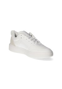 Baskets blanches avec un supérieur en cuir lisse et un accent en daim texturé au niveau du talon. Présente un embout rond et un design minimaliste.