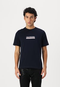 Tommy Hilfiger BOX TEE - Print T-shirt - desert sky