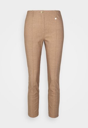 Schmal geschnittene, hellbraune Hose mit Knopf- und Reißverschluss, Gürtelschlaufen und einer Naht an der Vorderseite jedes Beins.