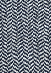 Tkanina w kolorze granatowym i białym w wzór jodełki, z plecioną teksturą. Wzór składa się z przemiennych chevronów w dwóch kontrastowych kolorach.
