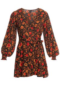Robe noire à fleurs avec de longues manches bouffantes, ornée de fleurs rouges et orange, avec une taille cintrée et un ourlet volanté. Tissu léger.