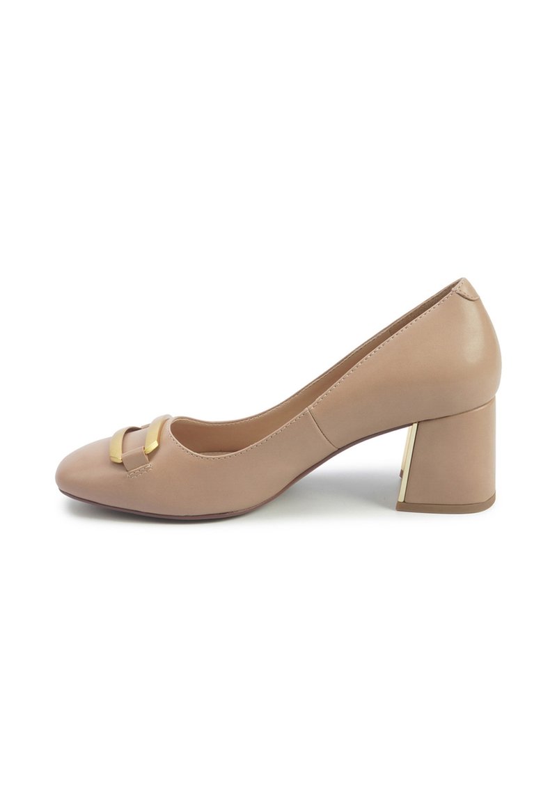 Beige patentlæder pumps med rund tå, guldaccent foran og en mellemhøj blokhæl. Glat tekstur og elegant design.