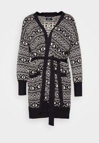 Modrokrémový vzorovaný kardigan s výstřihem do V, dlouhými rukávy, žebrovanými manžetami a zavazovacím páskem v pase. Má dvě přední kapsy.