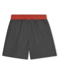 Γκρι σορτς με υφασμάτινη υφή, που διαθέτουν κόκκινη ελαστική μέση και άνετη, χαλαρή εφαρμογή με ευθύ κόψιμο.