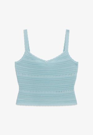 Top court tricoté bleu clair avec fines bretelles festonnées et rayures horizontales à motifs sur le tissu.