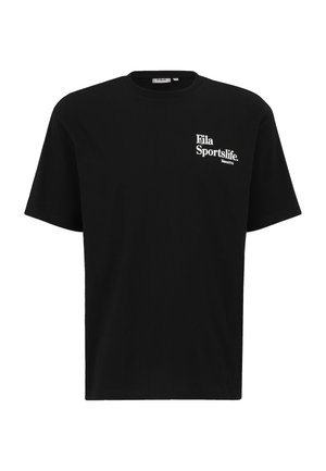 T-shirt en coton noir avec des manches courtes, arborant un logo blanc "Fila Sportslife Since 1974" sur le côté supérieur gauche. Col rond.