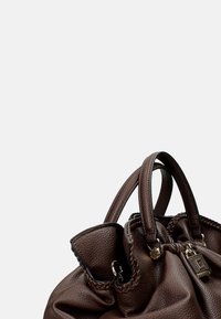 Borsa a mano in pelle marrone con finitura testurizzata, design morbido arricciato, due manici arrotondati e un accento di charm in metallo sul lato.