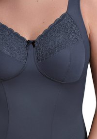 Dunkelgrauer BH mit Spitzenakzenten am Ausschnitt, verziert mit einer gewellten Kante und einem zentralen Schleifendetail. Glattes Material mit strukturierten Körbchen.