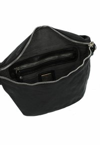Zwarte leren tas met een ritsopening, voorzien van een binnenzak en een textuur. Voering van zwarte stof en afgewerkt met zilveren hardware.