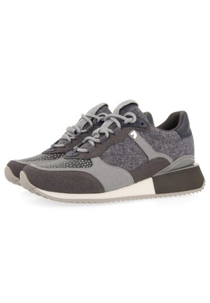 Zapatillas deportivas grises con parte superior de tejido mixto, acentos texturizados, cuello acolchado y suela de goma. Presentan un cierre de cordones y detalles perforados.