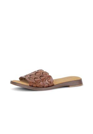 Brązowy skórzany sandał na płaskiej podeszwie z plecionym paskiem z wycięciami i niskim, warstwowym obcasem na neutralnym tle.