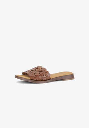 Brun læder-sandalslide med vævet udskåret rem og lav stablet hæl på neutral baggrund.