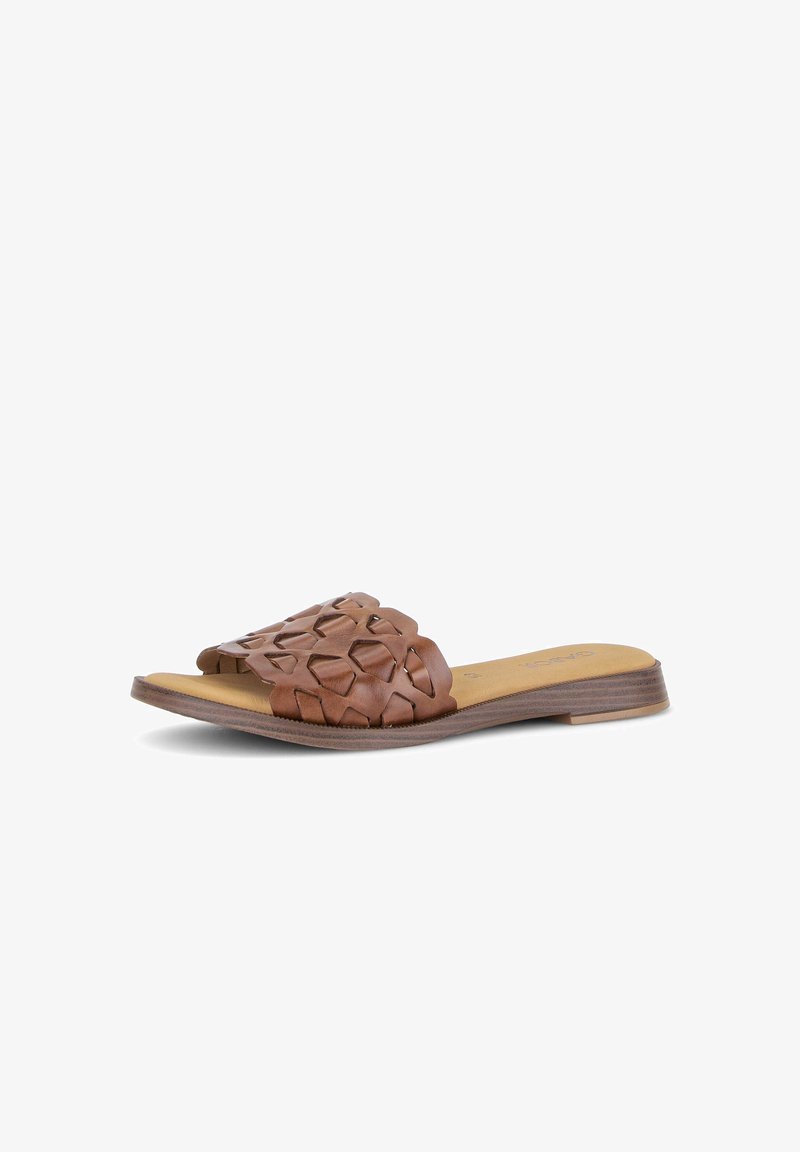 Sandalía tipo chancla de cuero marrón con tira entretejida recortada y tacón bajo apilado sobre fondo neutro.