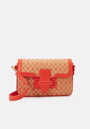 Kleine rechthoekige schoudertas met oranje geometrisch patroon, oranje leren rand en een voorste gesp op een witte achtergrond.