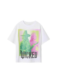 Biała bawełniana koszulka z grafiką, na której znajdują się zielono-różowe ilustracje dwóch postaci oraz słowo "WICKED" napisane grubymi czarnymi literami.