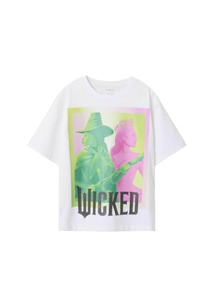 T-shirt en coton blanc avec un imprimé graphique présentant des illustrations vertes et roses de deux personnages et le mot "WICKED" en lettres noires épaisses.