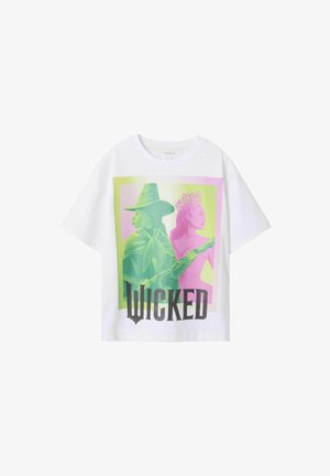 Camiseta de algodón blanca con un estampado gráfico que presenta ilustraciones verdes y rosas de dos personajes y la palabra "WICKED" en letras negras en negrita.