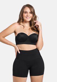 Zwarte straploze bh met gevormde cups en hooge-waisted shorts, beiden met een gladde textuur en naadloos, wat een aansluitende silhouet vormt.