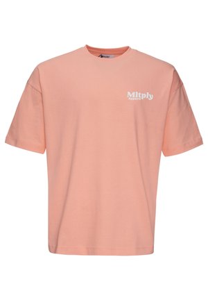 Weiches rosa T-Shirt mit kurzen Ärmeln und Rundhalsausschnitt mit kleinem weißem "Mltply Apparel"-Logo auf der oberen linken Brust.