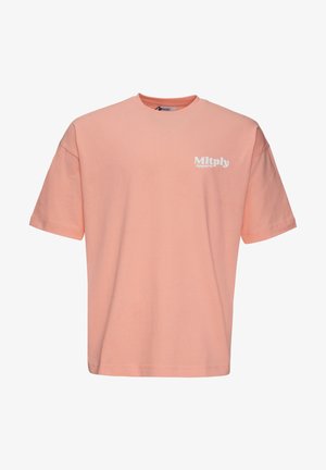 Weiches rosa T-Shirt mit kurzen Ärmeln und Rundhalsausschnitt mit kleinem weißem "Mltply Apparel"-Logo auf der oberen linken Brust.