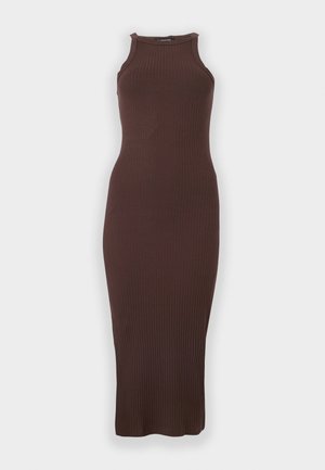 Robe midi sans manches, côtelée, marron foncé avec un col montant et une silhouette ajustée sur un fond clair uni.