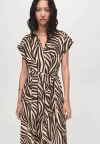 Brun och beige zebra-randig klänning med V-ringning, korta ärmar, midjebälte och knäppning framtill. Tillverkad av lättviktsmaterial.