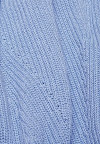 Helles blaugraues Strickgewebe mit einer gerippten Textur, das diagonale Linien und leichte Variationen in der Stichdichte aufweist, um zusätzliche Details zu bieten.