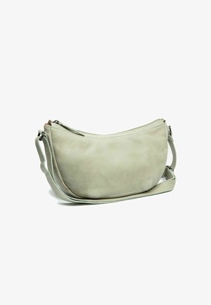 Borsa a spalla in morbida pelle grigia con un design curvo, chiusura con cerniera e tracolla regolabile. Texture liscia con hardware minimale.