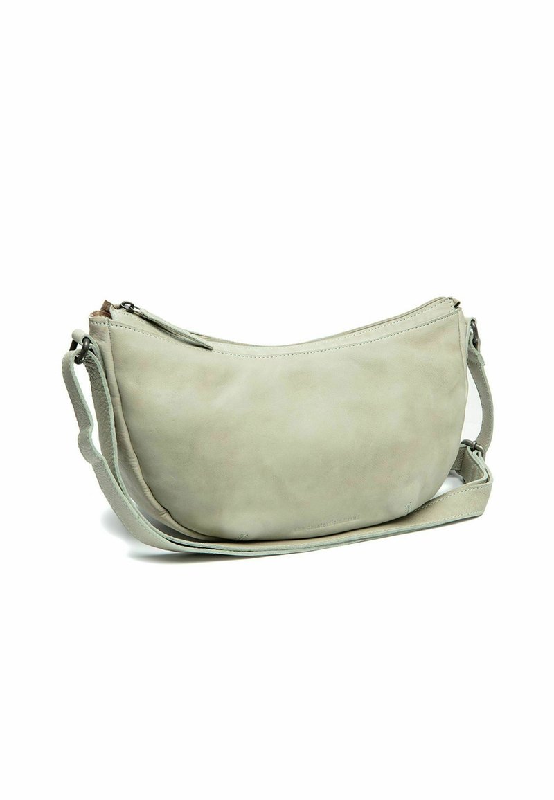 Borsa a spalla in morbida pelle grigia con un design curvo, chiusura con cerniera e tracolla regolabile. Texture liscia con hardware minimale.