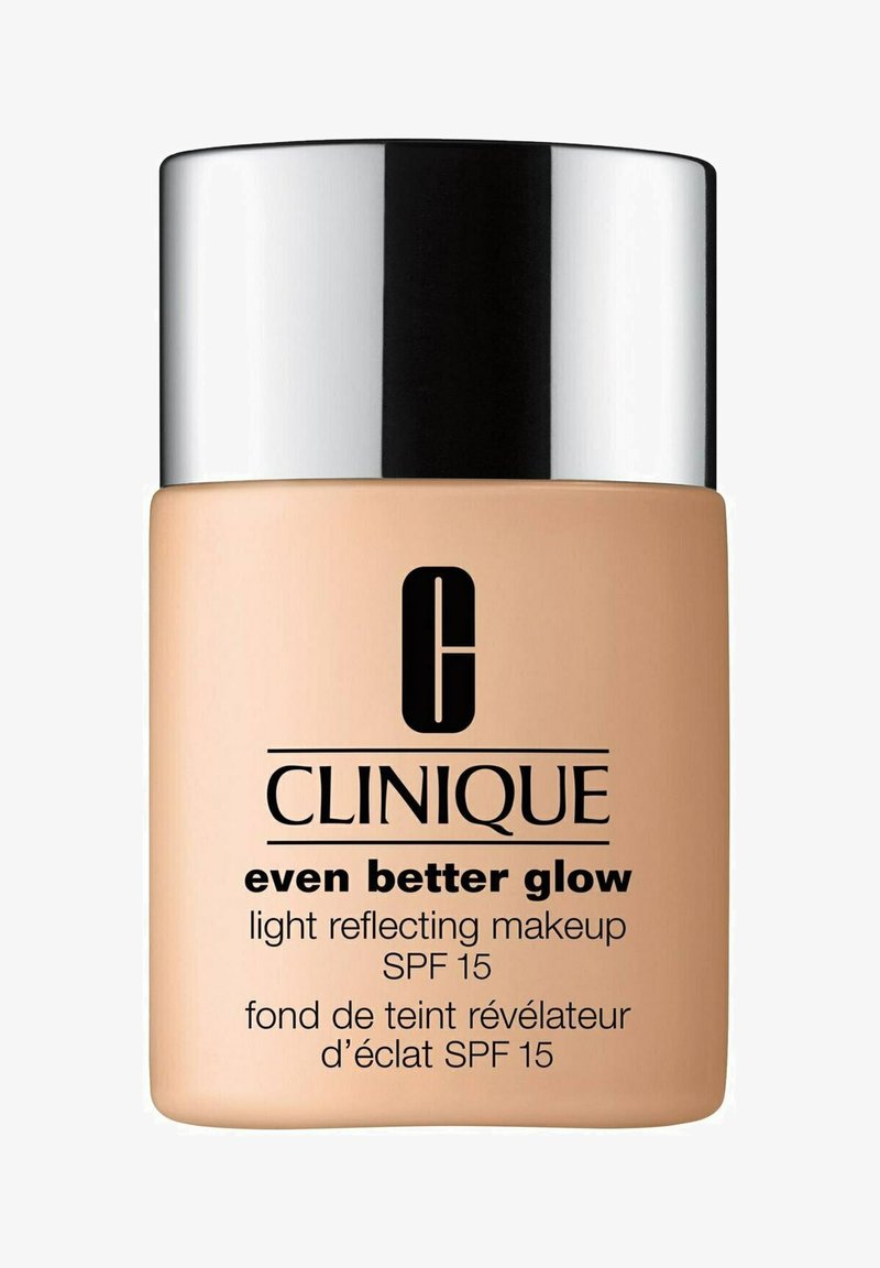 Clinique Even Better Glow lichtreflektierendes Makeup mit Lichtschutzfaktor 15 in einer beigen Flasche mit silbernem Deckel.