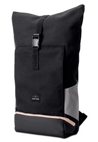 Sac à dos en tissu noir avec un design à roulotte, accents gris et une poche avant. Doté d'une fermeture à boucle et d'un panneau inférieur souple.