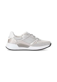 Lichtgrijze sneakers met een mix van mesh en synthetisch leer. Kenmerken zilveren accenten, getextureerde panelen en een witte zool. Vetersluiting.