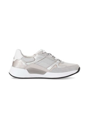 Lichtgrijze sneakers met een mix van mesh en synthetisch leer. Kenmerken zilveren accenten, getextureerde panelen en een witte zool. Vetersluiting.